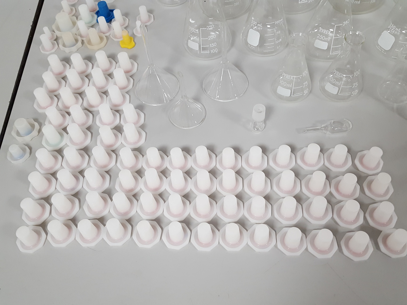 Image of 46x Lab Glassware Pieces Glass Beakers, Erlenmeyer Flasks, Funnels, Pyrex Duran