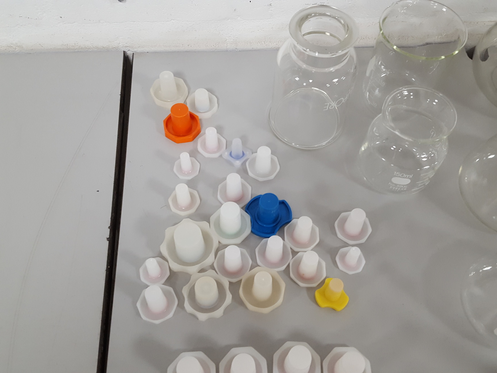 Image of 46x Lab Glassware Pieces Glass Beakers, Erlenmeyer Flasks, Funnels, Pyrex Duran