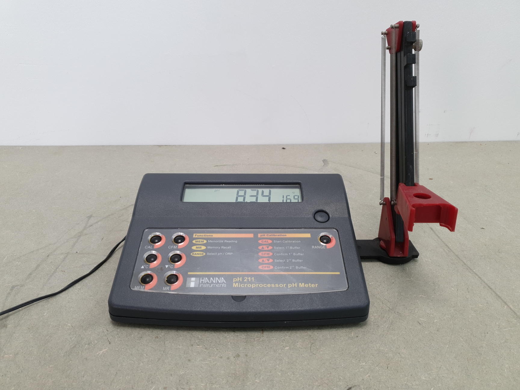 Image of HANNA Instruments pH 211 Microprocessor pH Meter Lab