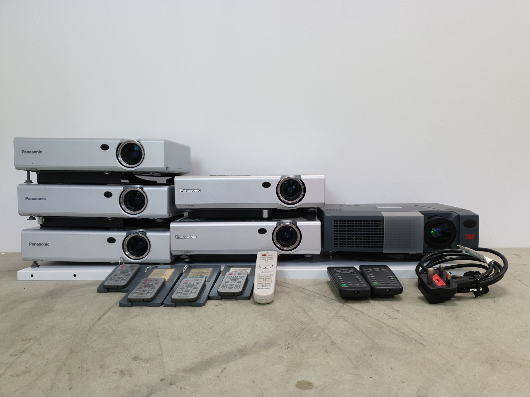 Image of Job Lot 6x Portable Projectors Panasonic & 3M