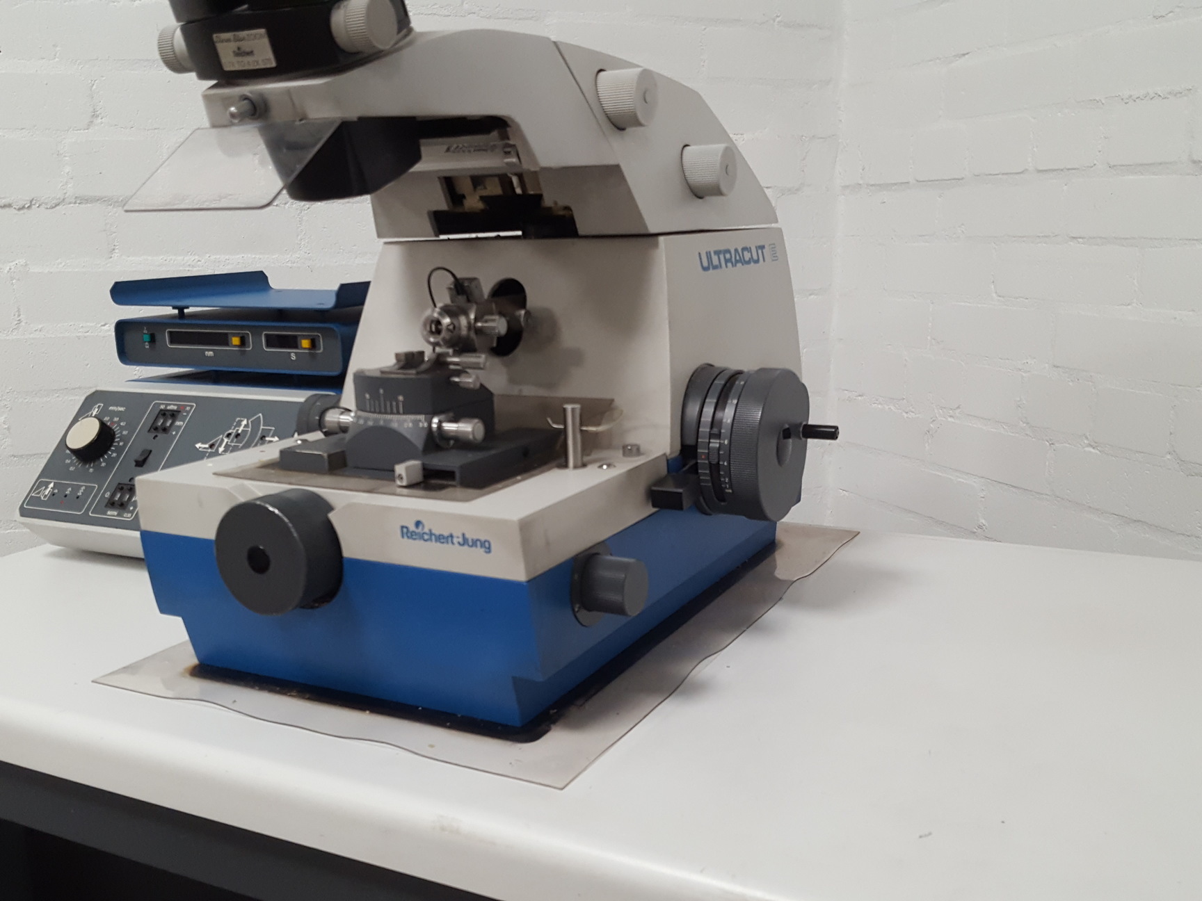 Image of Reichert-Jung Ultracut E Microtome System + Table Lab