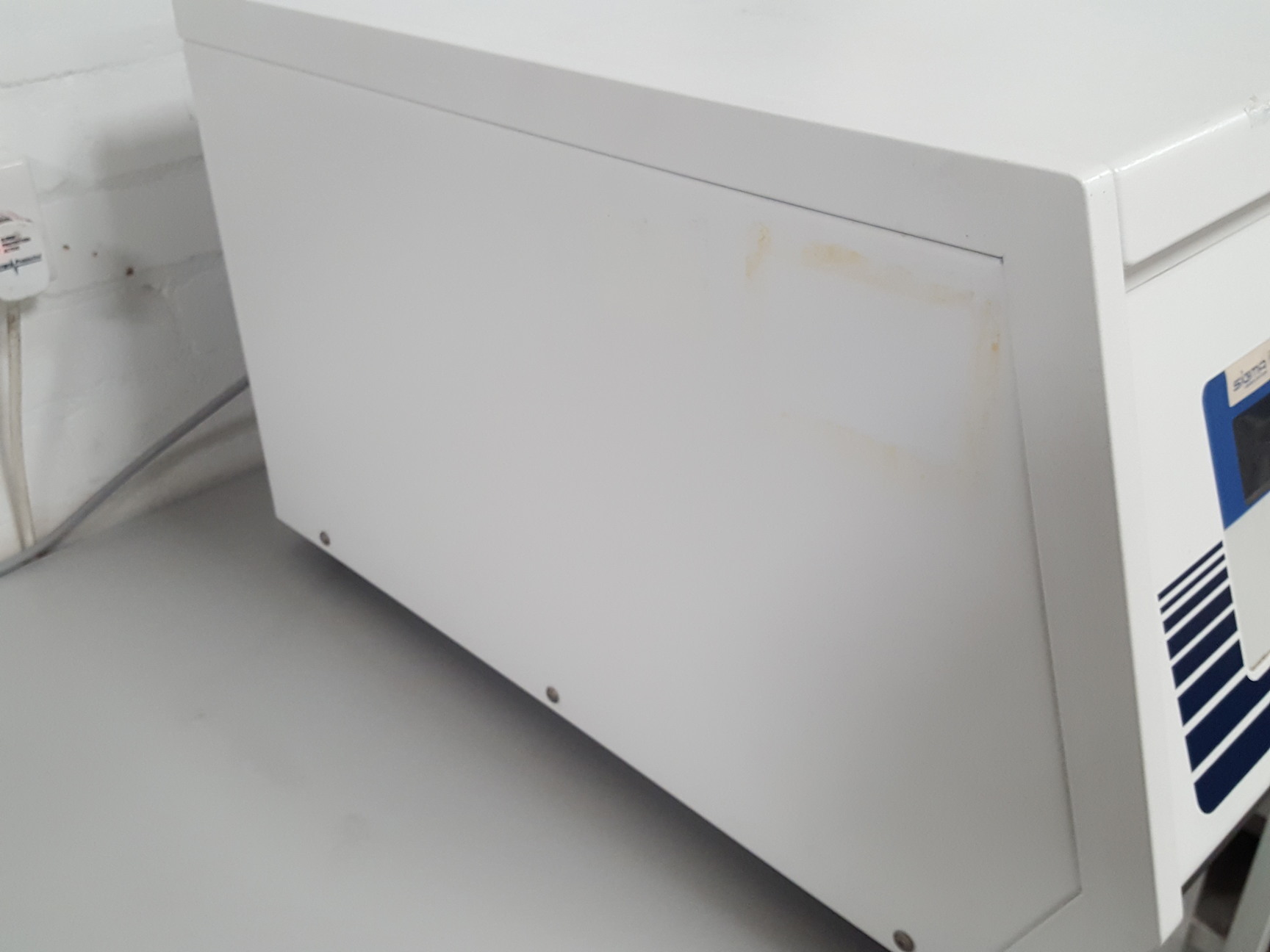 Image of Sigma 4-15C Qiagen Benchtop Centrifuge Lab