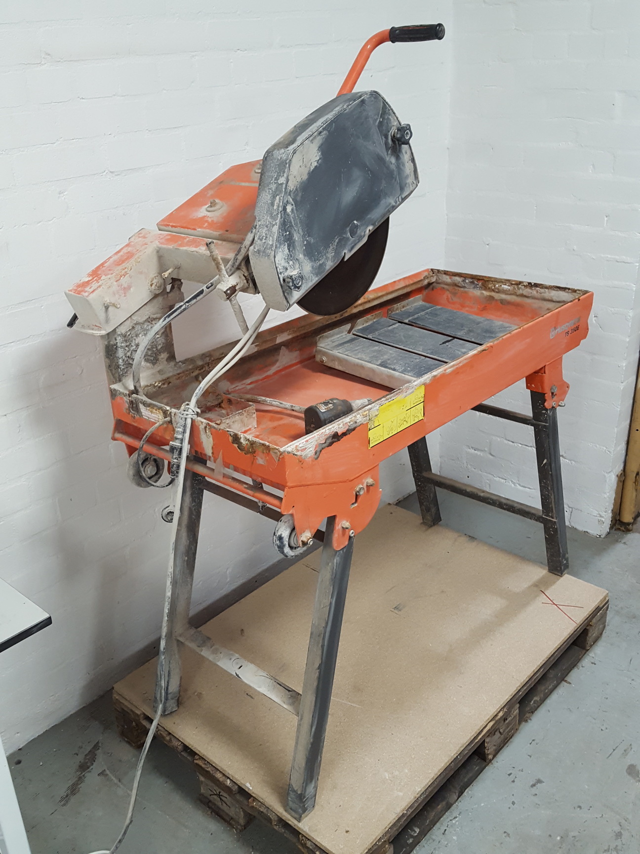 Image of Husqvarna TS350 E Electric Masonry Saw (Damaged Blade)