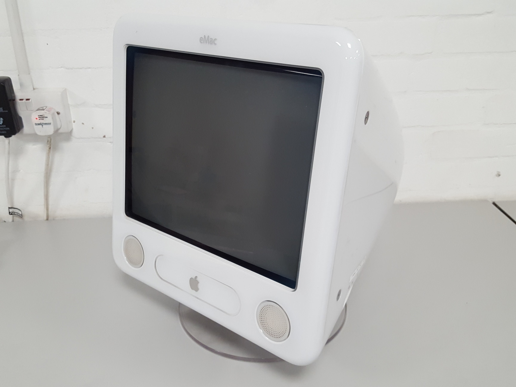 Image of Apple eMac G4 All in One Desktop 1ghz PowerPC IT 