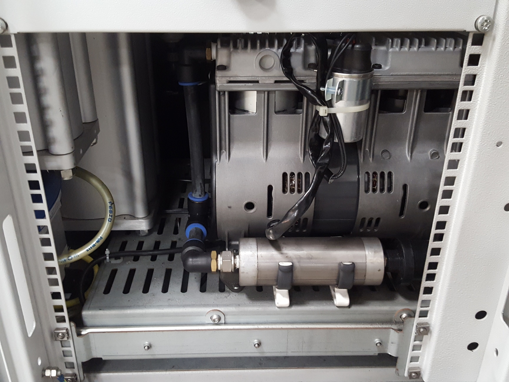 Image of Peak Scientific NM30LA MS Nitrogen Generator Lab