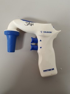 Thumbnail image of Lot of Faulty Electronic Pipettes (Spares & Repairs) Pipetboy, Eppendorf, Lab