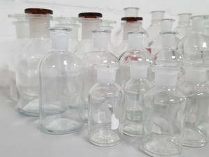 Thumbnail image of 37 x Flat Bottomed Lab Glass Flasks Jointed + Stoppers 
