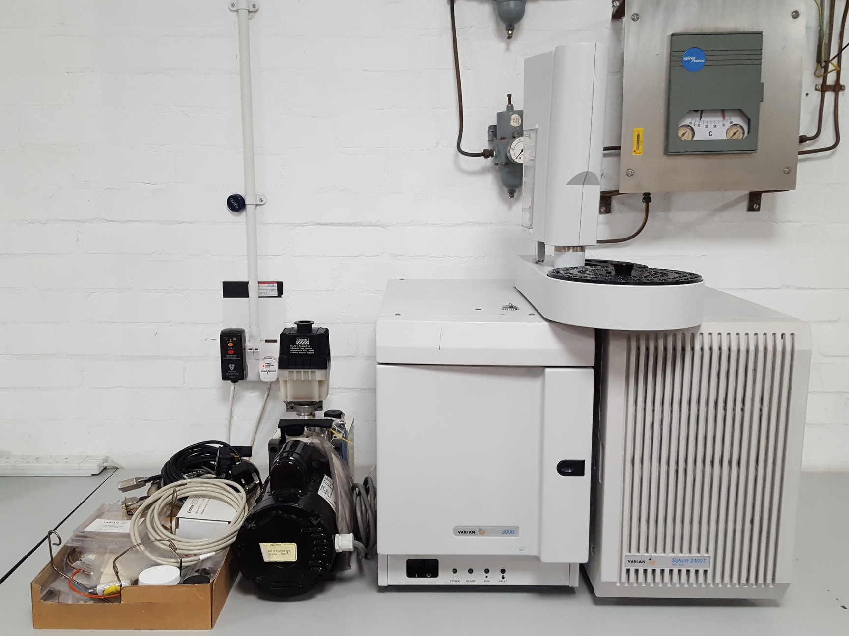 Image of Varian 3900 Gas Chromatograph + Saturn 2100 GC/MS + CP-8400 AS & DS102 Pump Lab