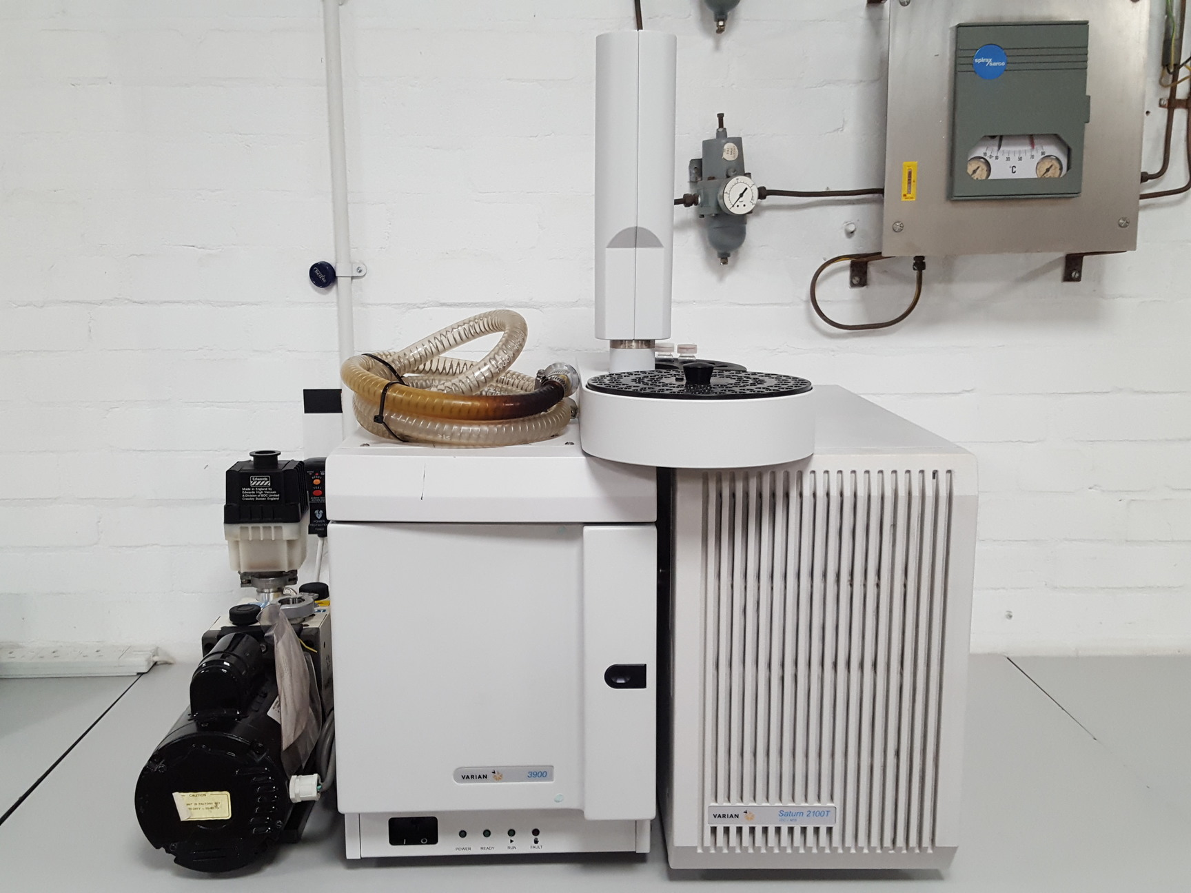 Image of Varian 3900 Gas Chromatograph + Saturn 2100 GC/MS + CP-8400 AS & DS102 Pump Lab
