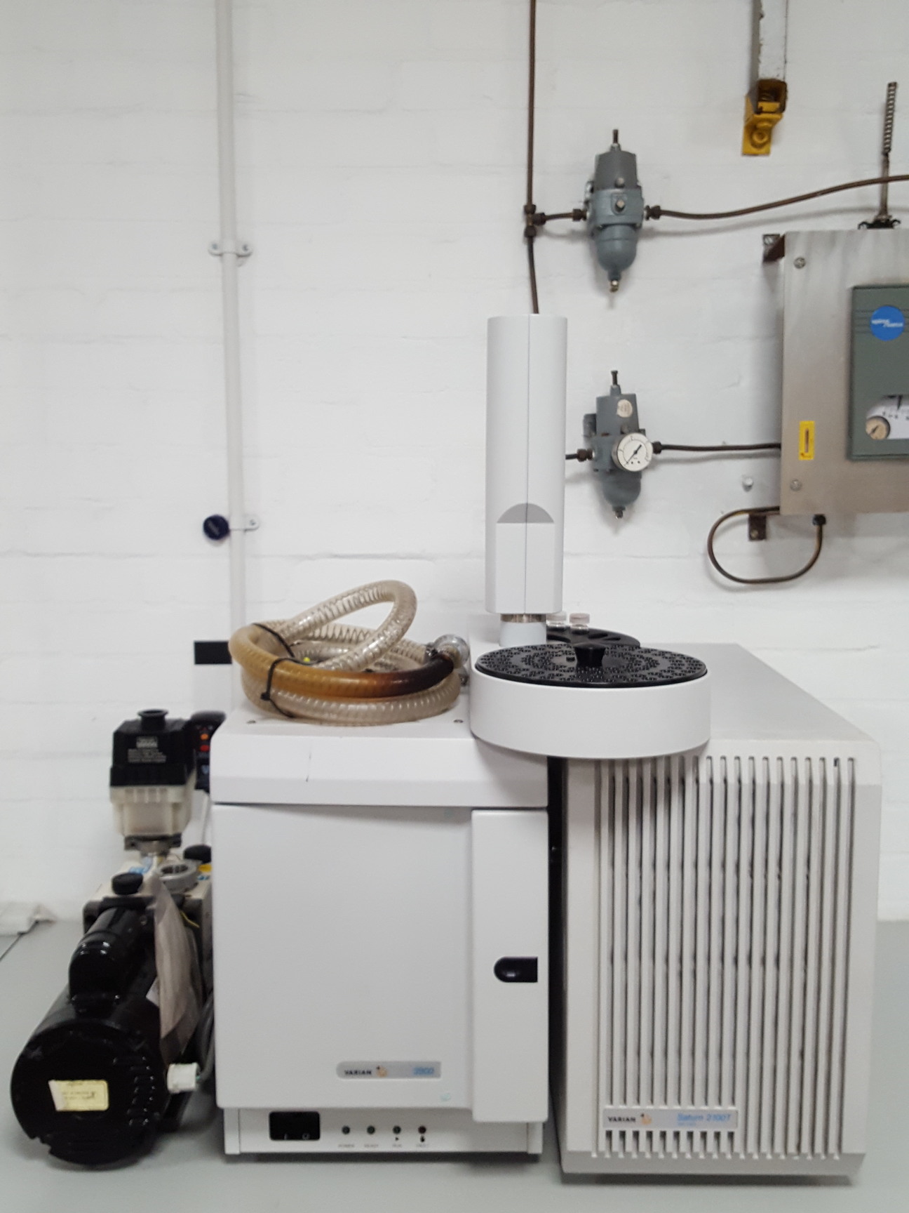 Image of Varian 3900 Gas Chromatograph + Saturn 2100 GC/MS + CP-8400 AS & DS102 Pump Lab