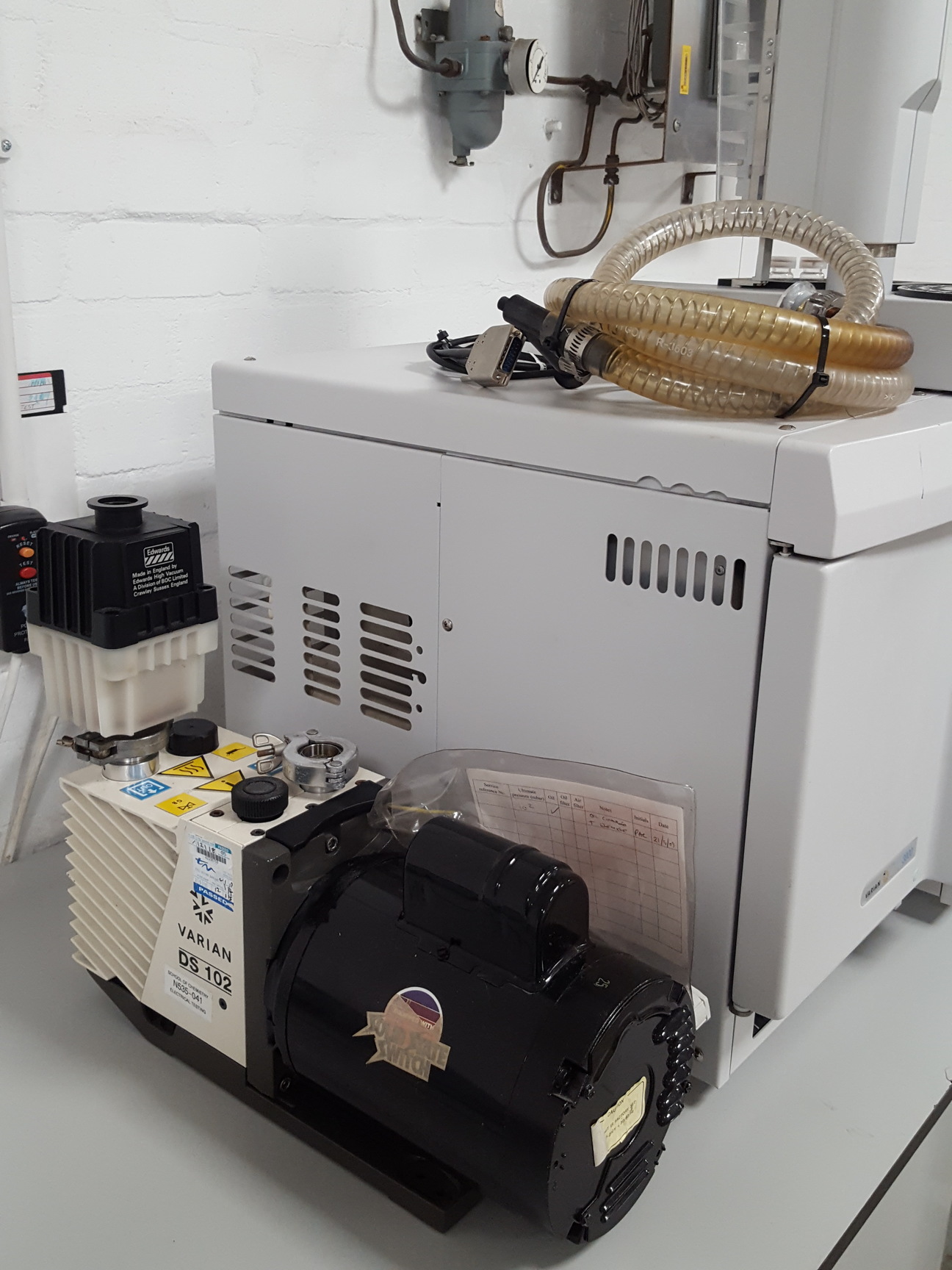 Image of Varian 3900 Gas Chromatograph + Saturn 2100 GC/MS + CP-8400 AS & DS102 Pump Lab