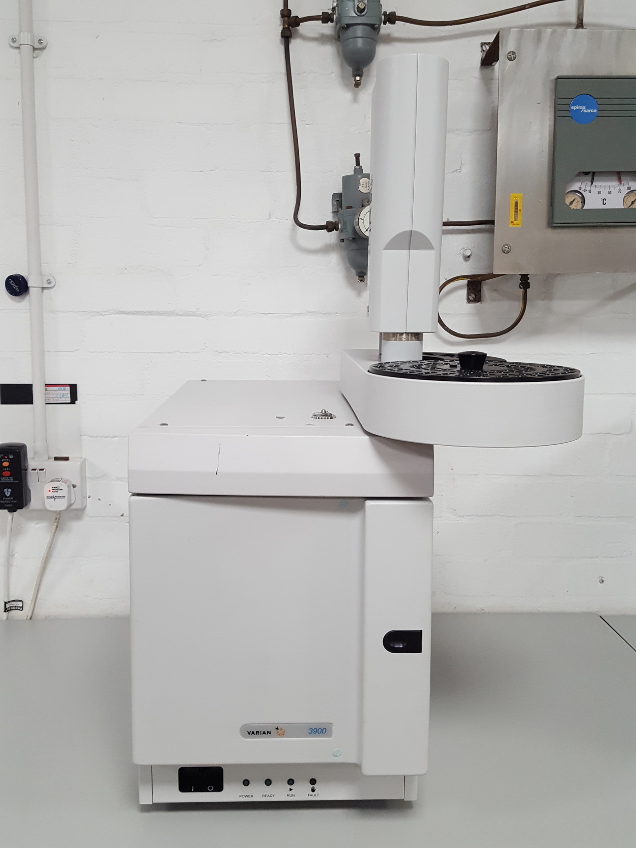 Image of Varian 3900 Gas Chromatograph + Saturn 2100 GC/MS + CP-8400 AS & DS102 Pump Lab