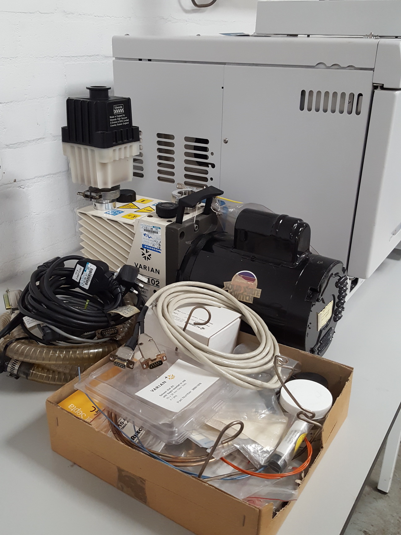 Image of Varian 3900 Gas Chromatograph + Saturn 2100 GC/MS + CP-8400 AS & DS102 Pump Lab