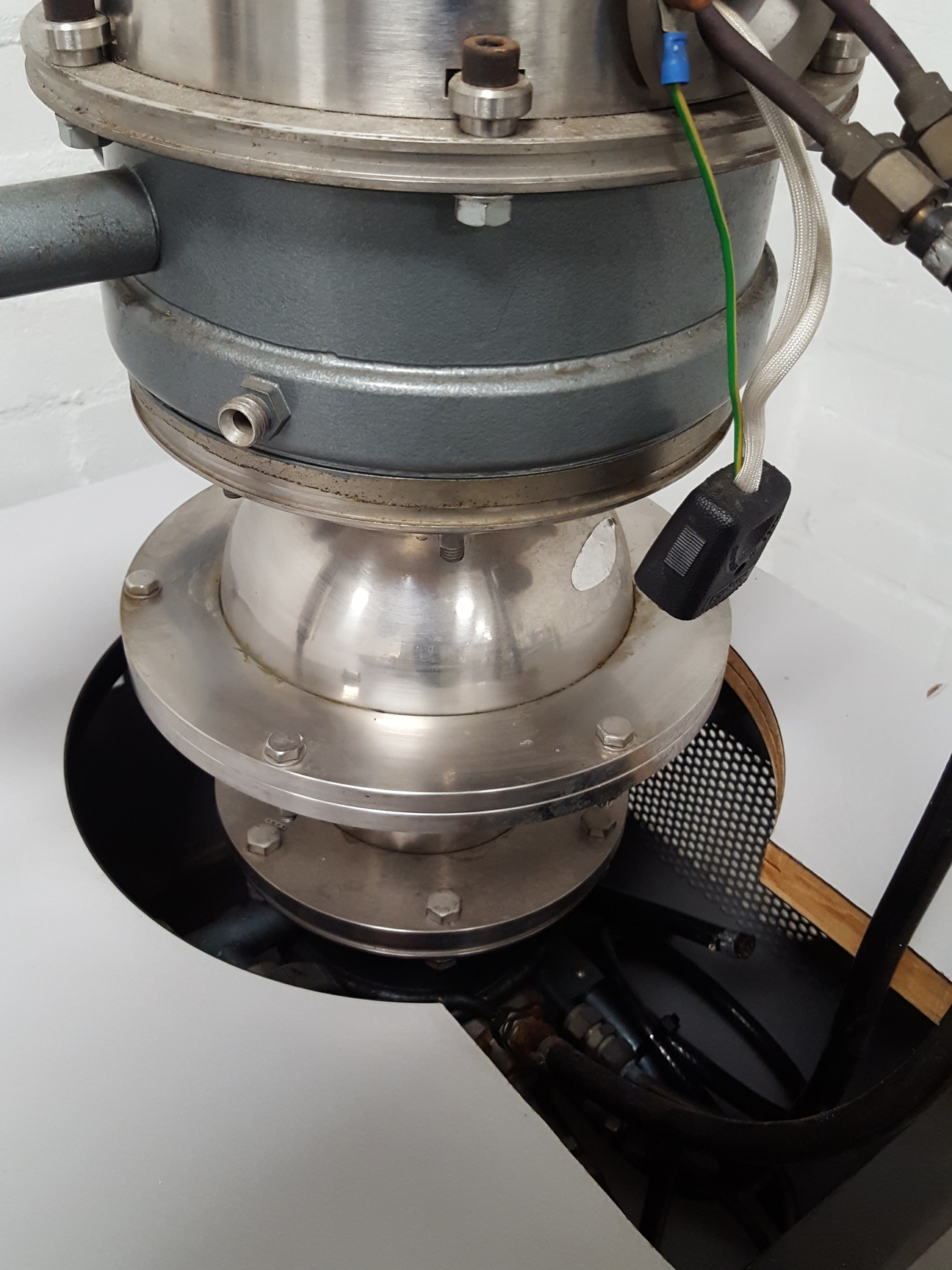 Image of Edwards SpeediVac Diffusion Pump + Cold Baffle, Spacer and UHV Chamber Lab