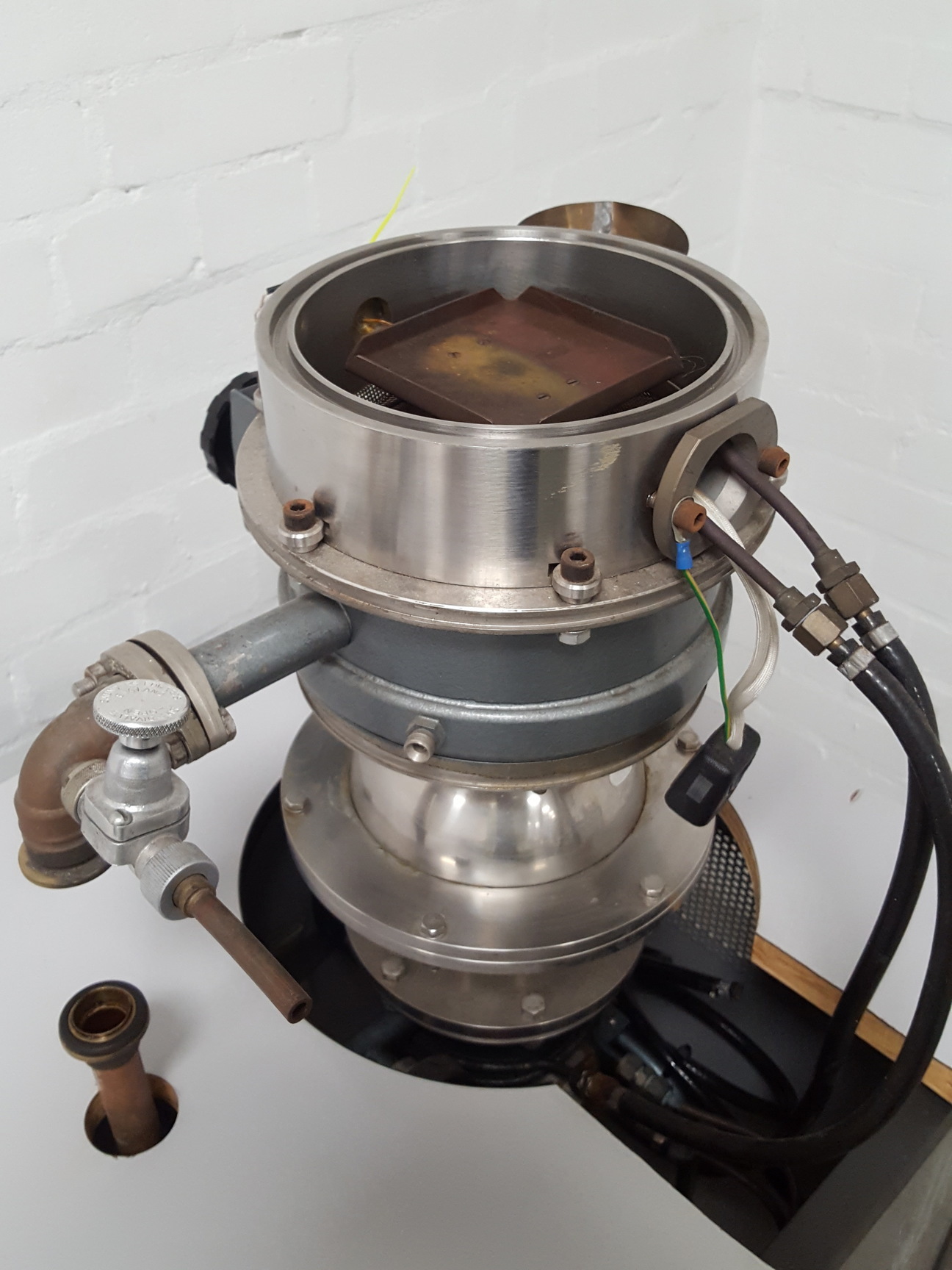 Image of Edwards SpeediVac Diffusion Pump + Cold Baffle, Spacer and UHV Chamber Lab