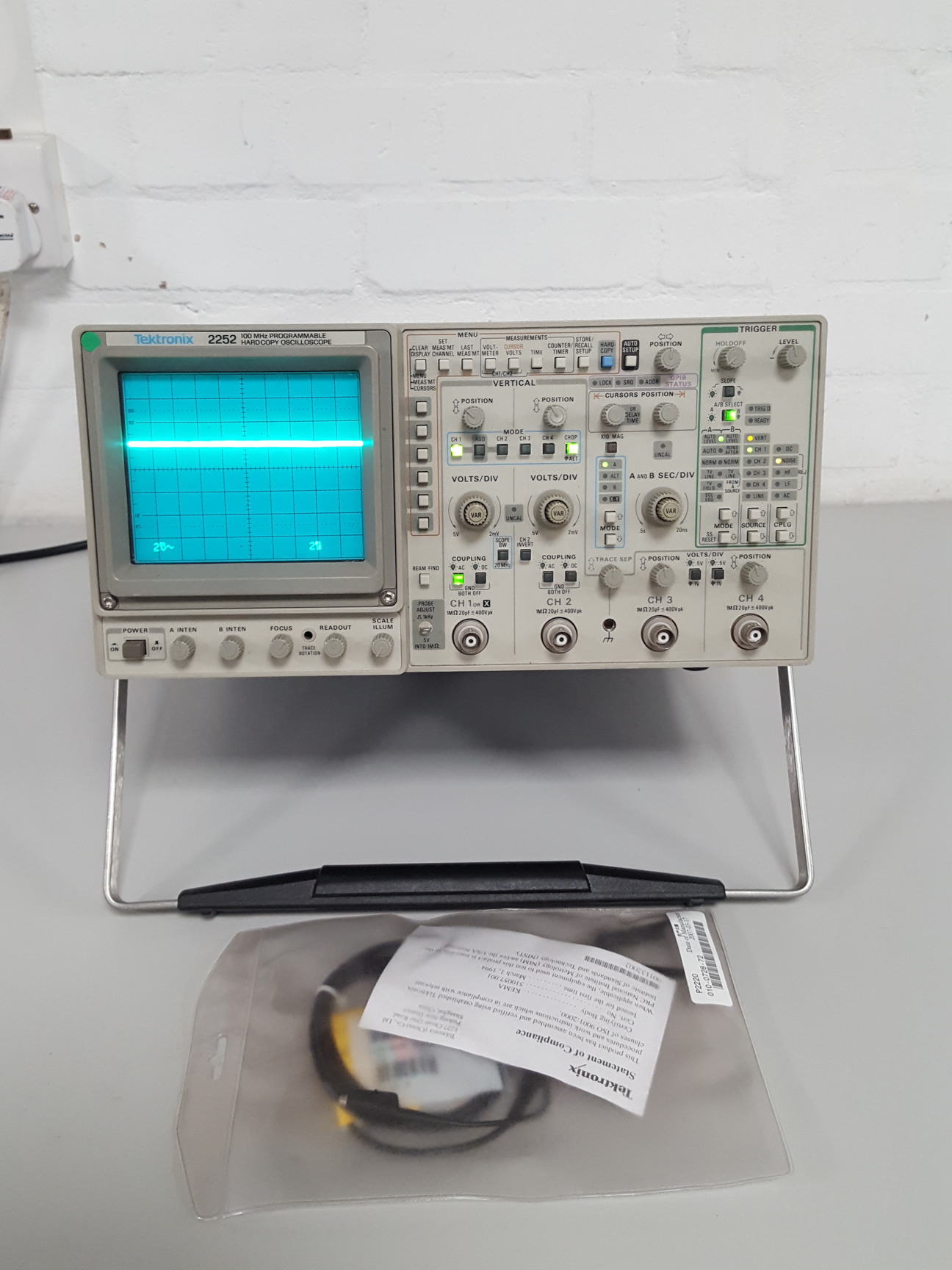 Tektronix 2252 100 MHz 4 Channel Analog Lab Oscilloscope + P2220 Tektronix Probe