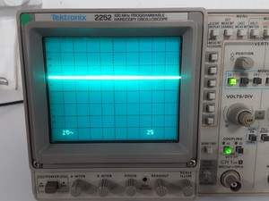 Thumbnail image of Tektronix 2252 100 MHz 4 Channel Analog Lab Oscilloscope + P2220 Tektronix Probe