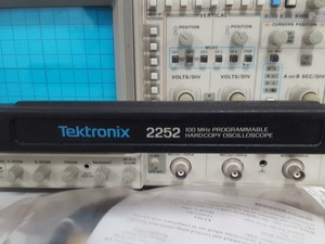 Thumbnail image of Tektronix 2252 100 MHz 4 Channel Analog Lab Oscilloscope + P2220 Tektronix Probe