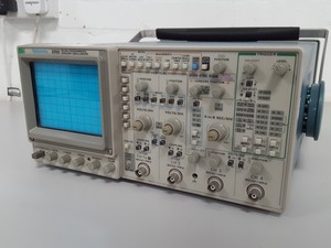 Thumbnail image of Tektronix 2252 100 MHz 4 Channel Analog Lab Oscilloscope + P2220 Tektronix Probe