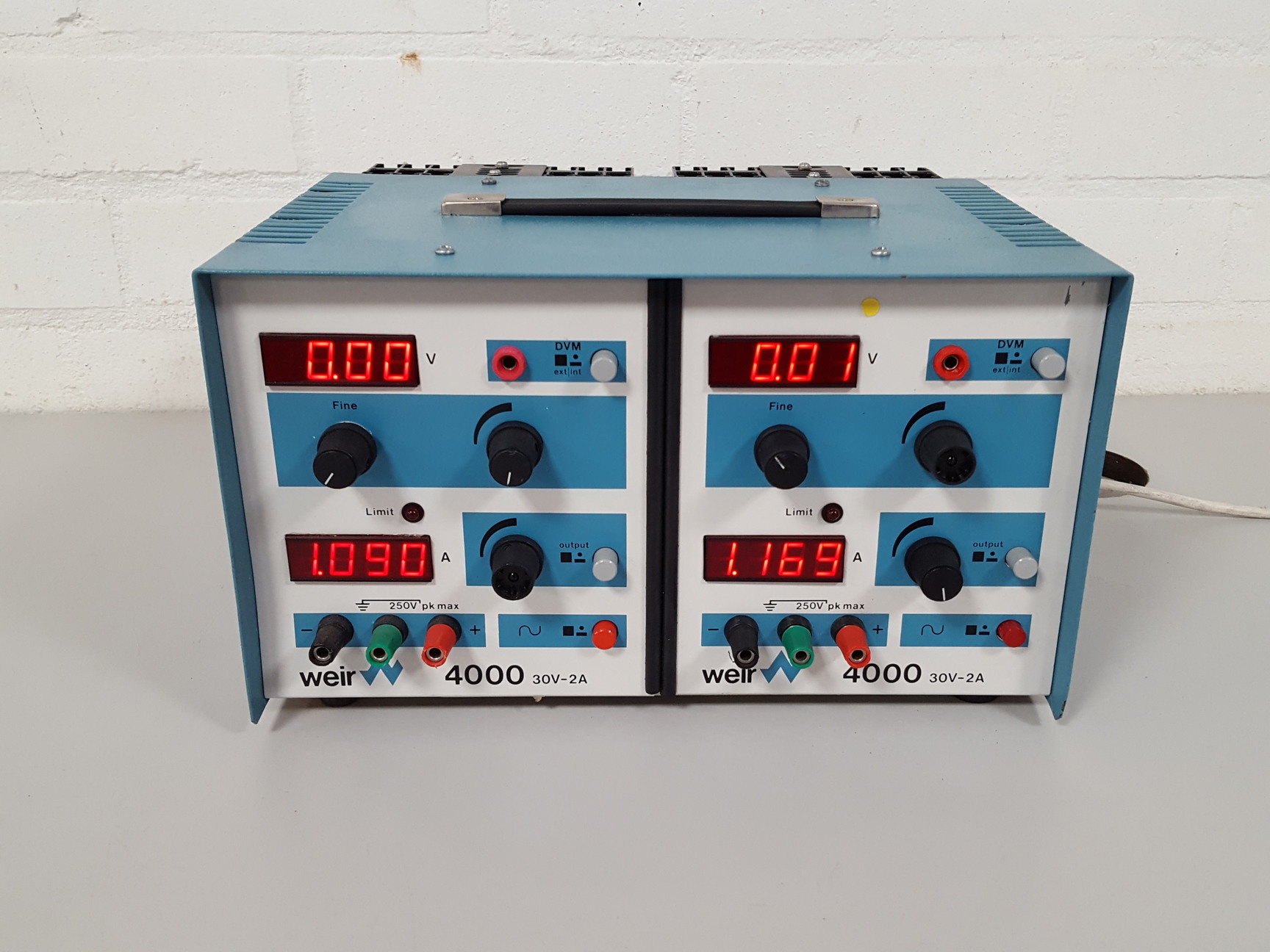 Image of Weir 4000 Dual Adjustable Power Supply 30V-2A Lab