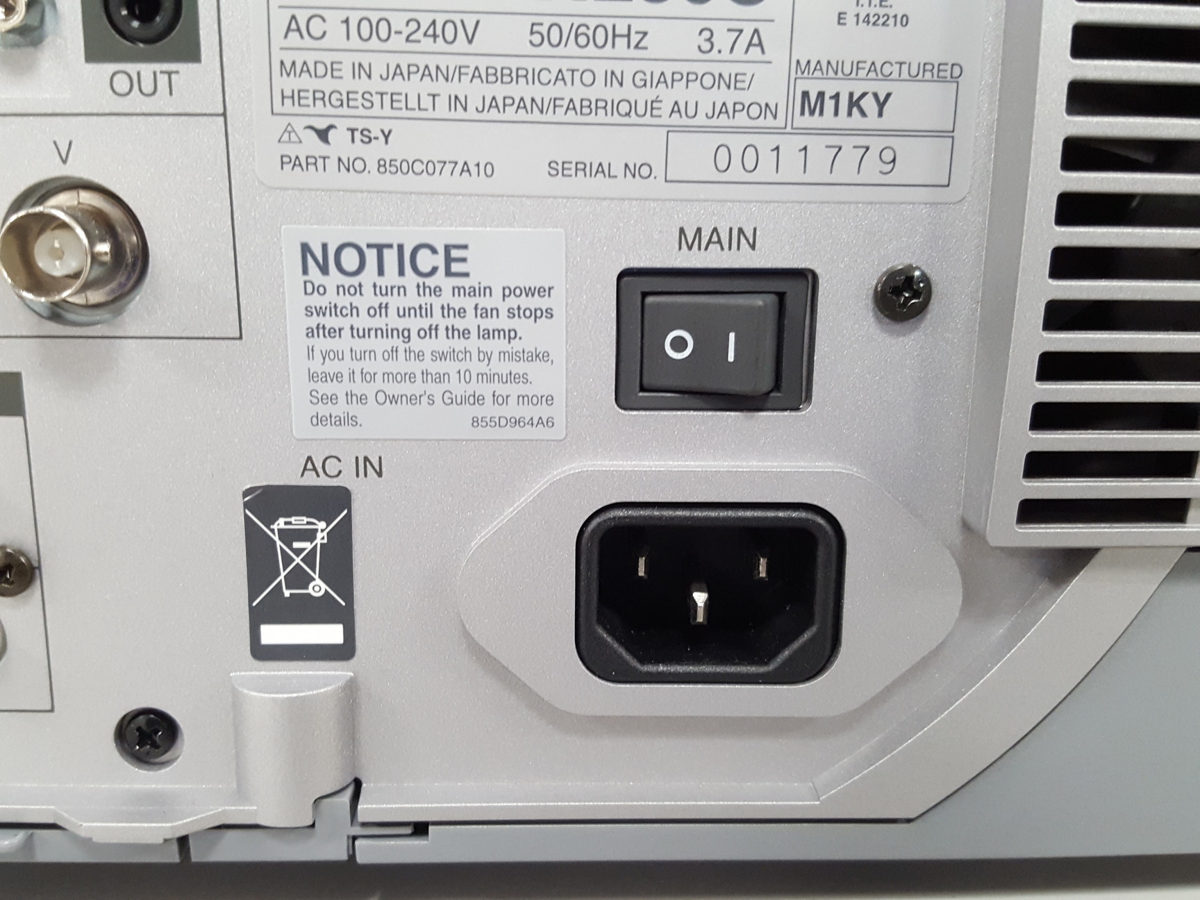 Image of Mitsubishi ColorView XL30U LCD Projector AV + Remote & Cables