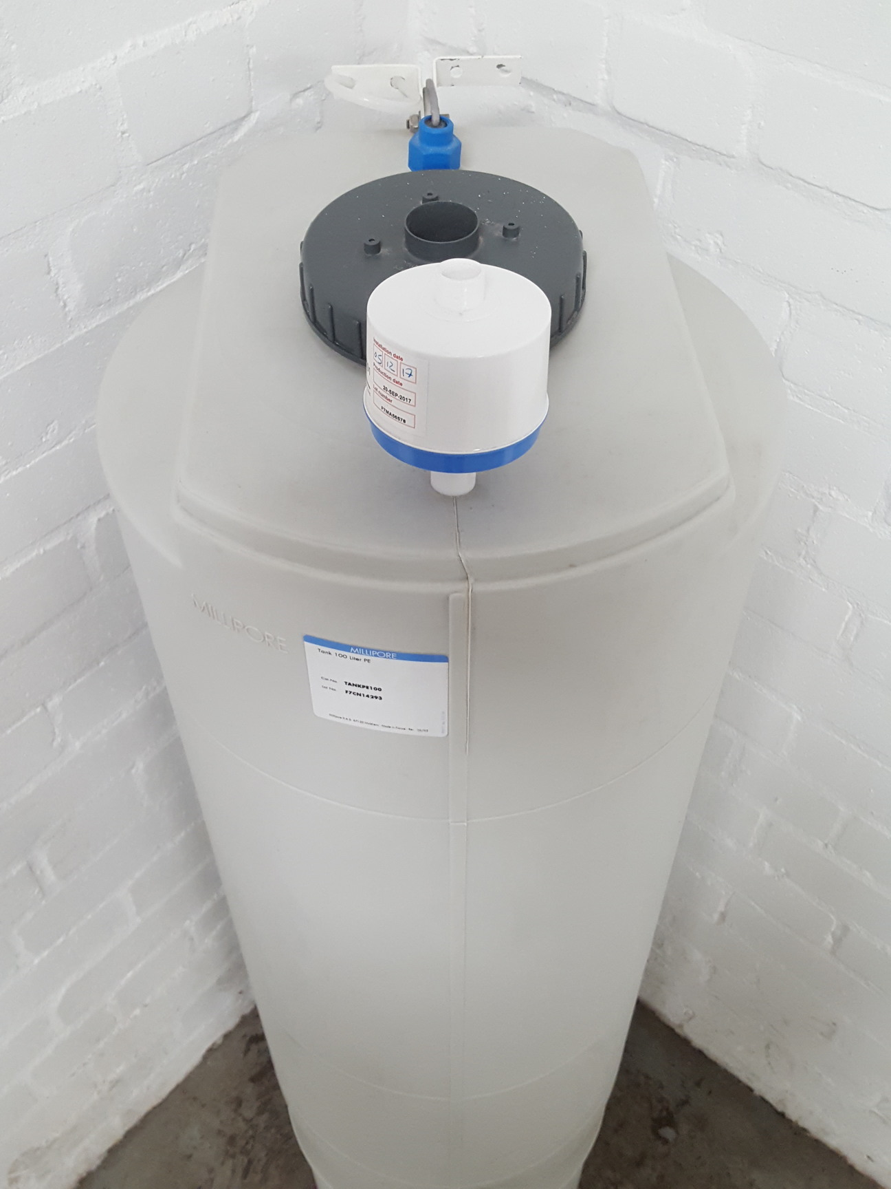 Image of Millipore TANKPE100 100 Litre Polyethylene Water Purifier Tank Lab