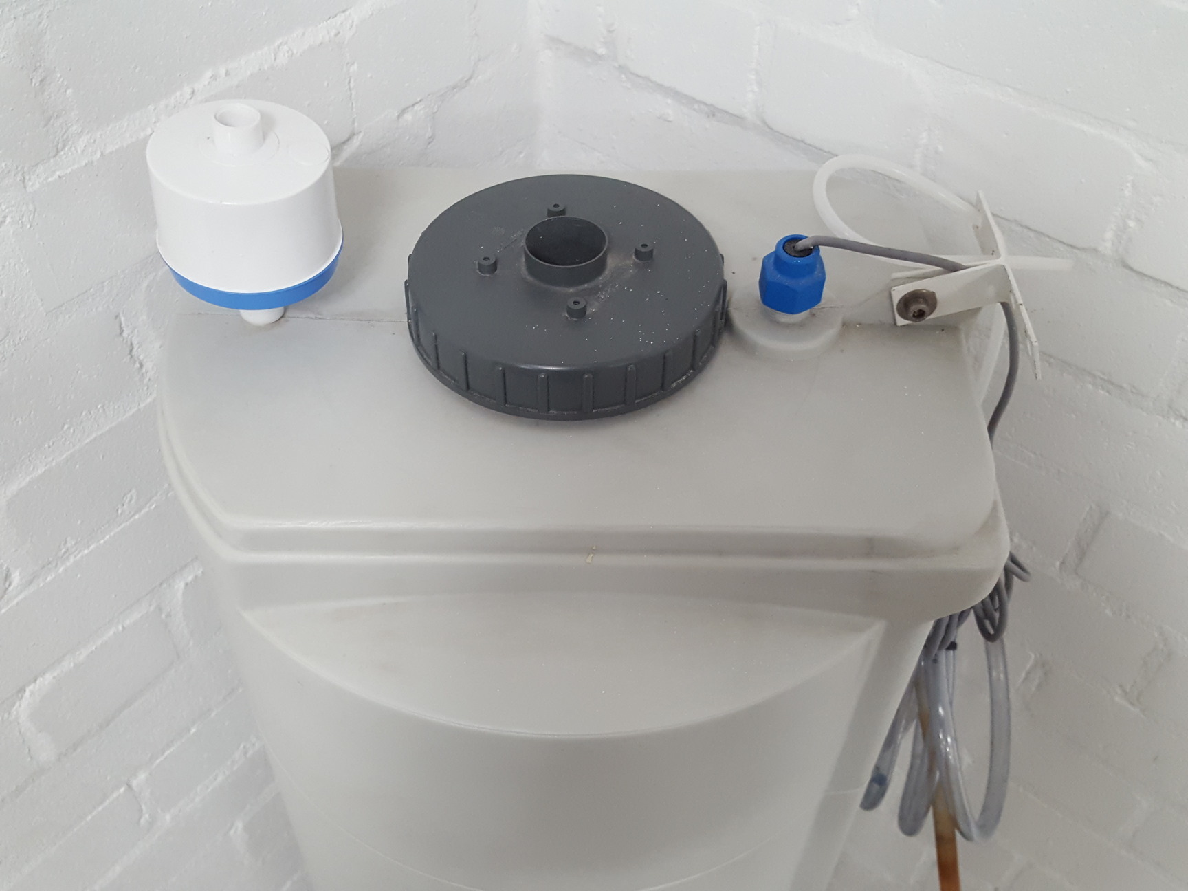 Image of Millipore TANKPE100 100 Litre Polyethylene Water Purifier Tank Lab