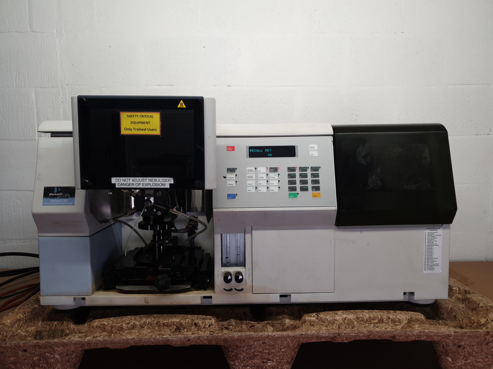 Perkin Elmer AAnalyst 100 Atomic Absorption Spectrometer Lab