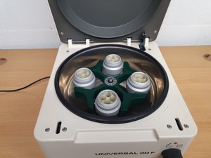 Thumbnail image of Hettich Zentrifugen Universal 30F Lab Centrifuge With Rotor 1424A