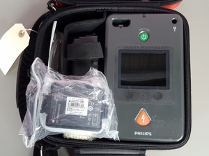 Thumbnail image of Philips HeartStart FR3 Defibrillator ECG Bundle + New Battery