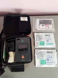 Thumbnail image of Philips HeartStart FR3 Defibrillator ECG Bundle + New Battery