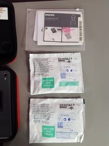 Thumbnail image of Philips HeartStart FR3 Defibrillator ECG Bundle + New Battery