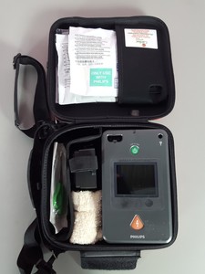 Thumbnail image of Philips HeartStart FR3 Defibrillator ECG Bundle + New Battery