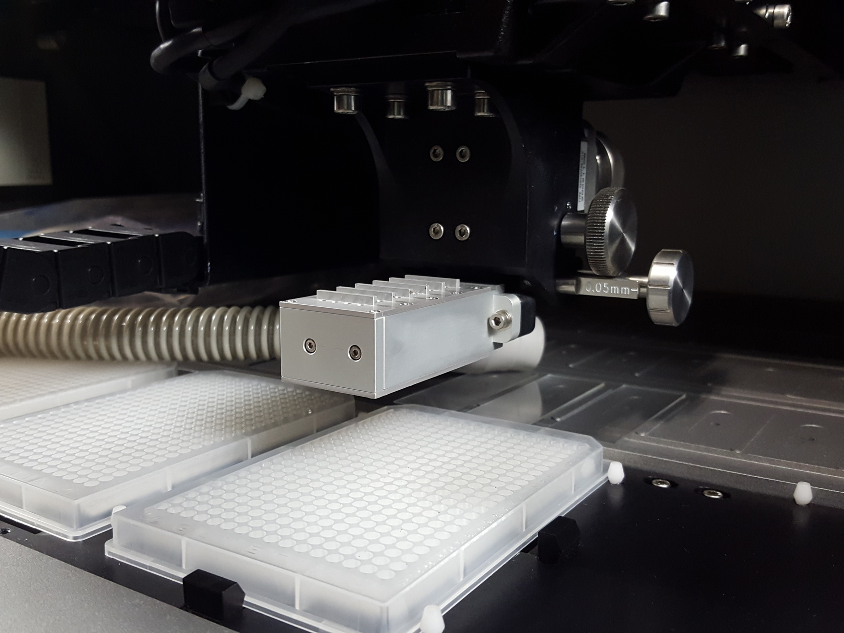Image of Genetix QArray Mini Benchtop MicroArray Printer + Jun-Air Pump Lab