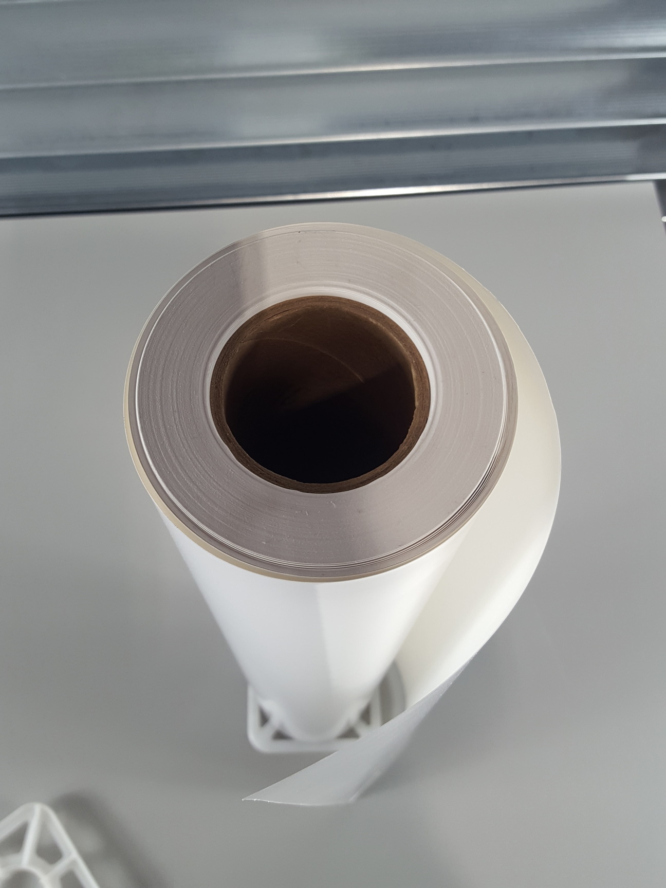 Image of HP Q1426A Universal High-Gloss Photo Paper  24" x 100Ft Roll