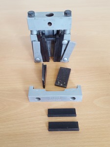 Thumbnail image of Pair of C 60 Deep Groove Quick Grip Chucks 1000kg Tensile Materials Testing Lab