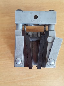 Thumbnail image of Pair of C 60 Deep Groove Quick Grip Chucks 1000kg Tensile Materials Testing Lab