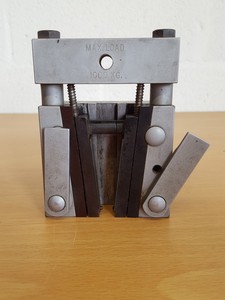 Thumbnail image of Pair of C 60 Deep Groove Quick Grip Chucks 1000kg Tensile Materials Testing Lab
