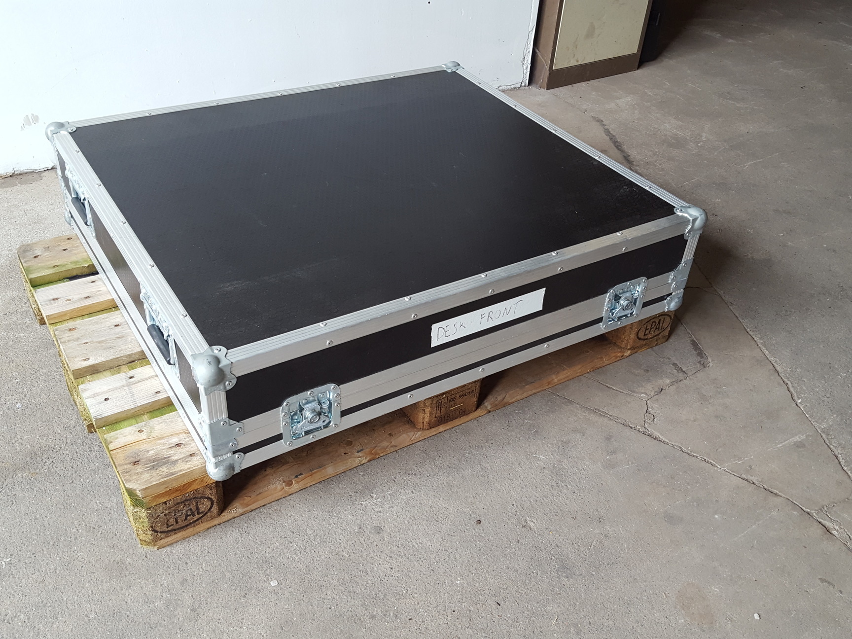 Image of Behringer Eurodesk MX8000A 24 Channel Mixing Desk + Power Supply & Case
