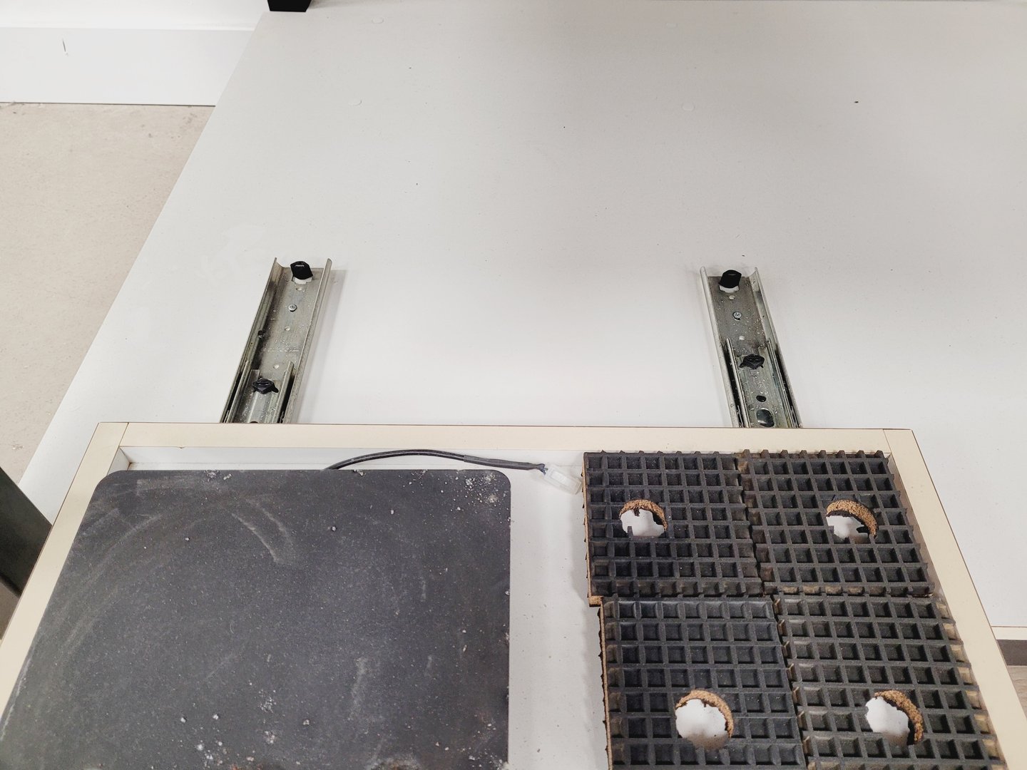 Image of Beckman/MoFlo Optical Imperial Table