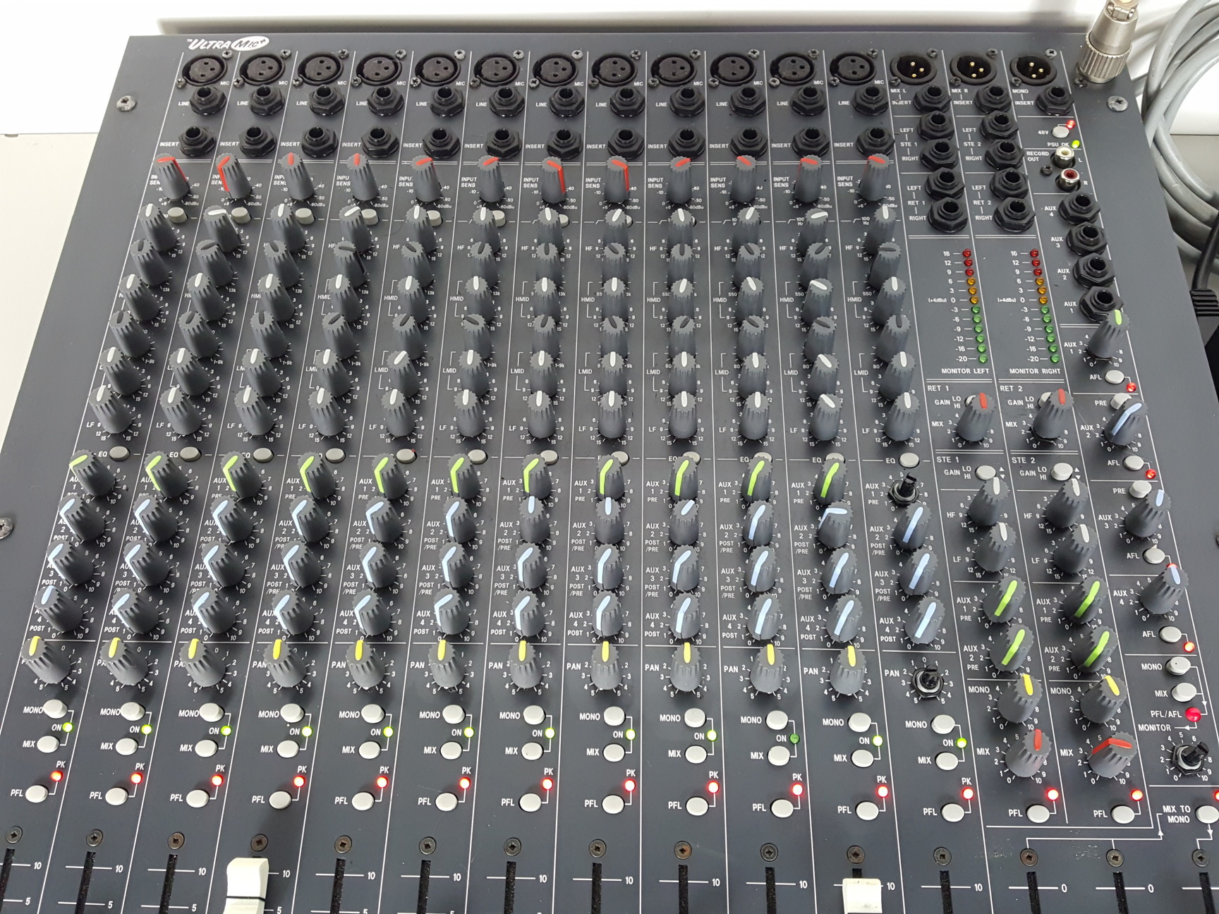 Image of Soundcraft Spirit Live 3-2 Analog Audio Mixer with Power Supply