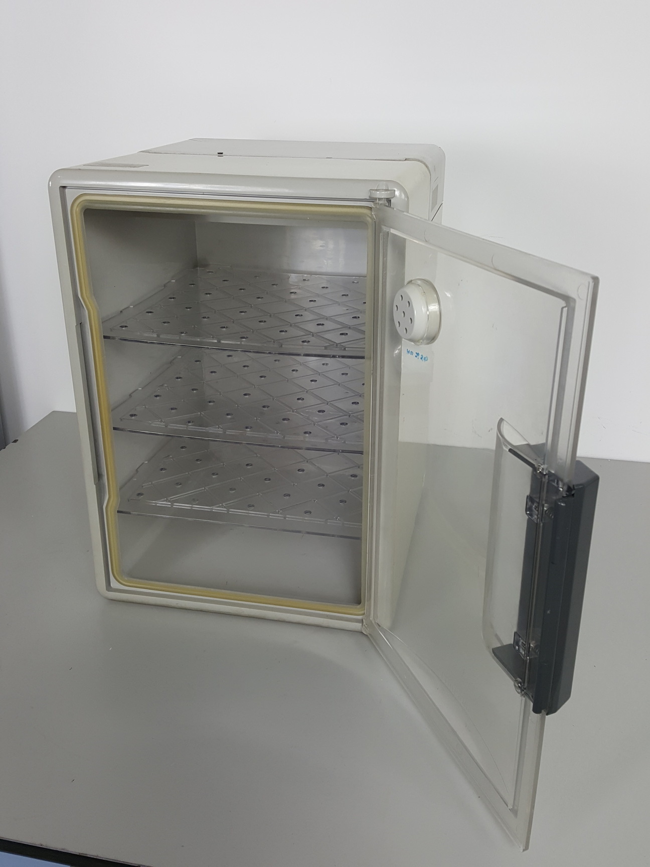 Image of Sanplatec D-BOX Desiccation Cabinet Auto-type Desiccator with Hygrometer Lab