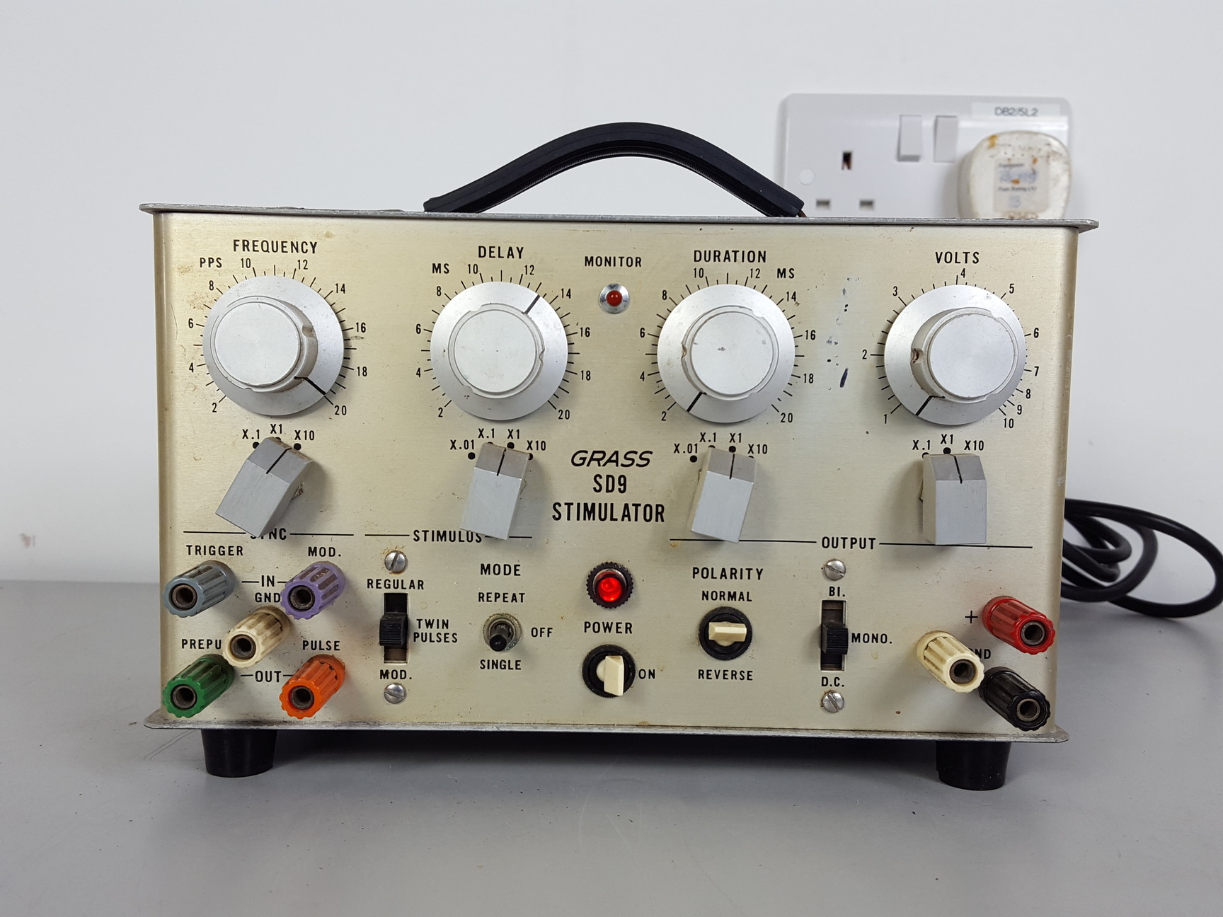 Grass Instruments GRASS INSTRUMENTS Square Pulse Stimulator SD9 Lab