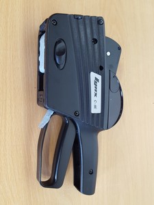 Thumbnail image of Lynx C-8E Pricing Gun with 30 Rolls (45000) Labels
