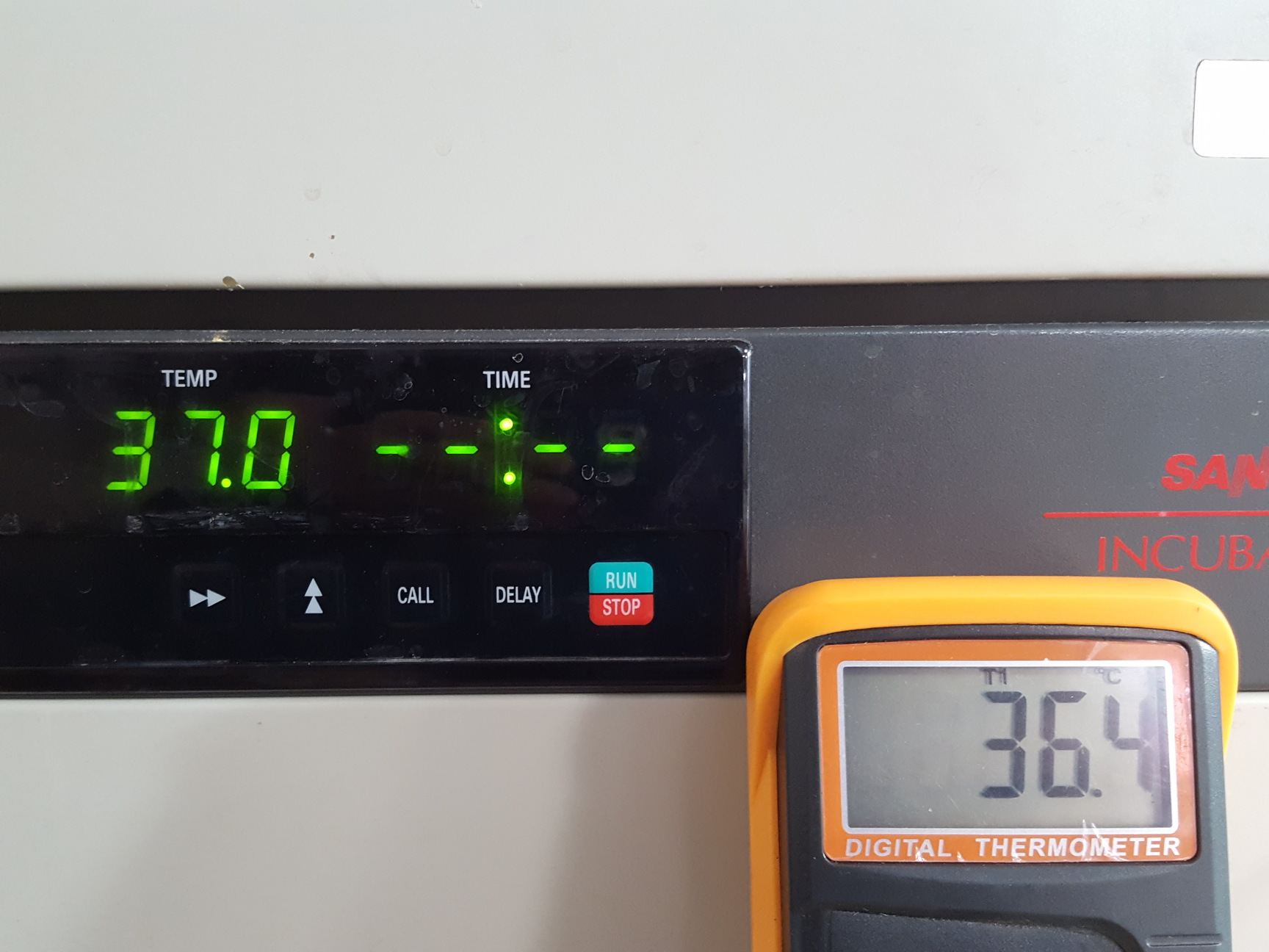 Image of Sanyo MIR-162 Laboratory Incubator With User Manual Lab