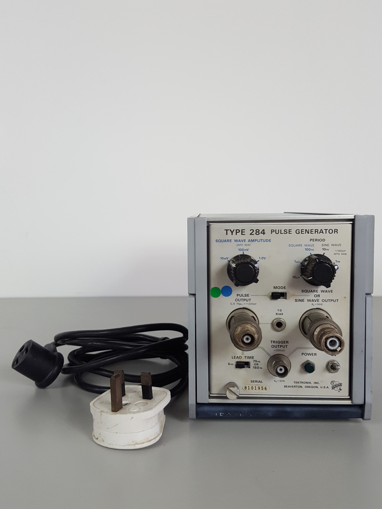 Image of Tektronix Type 284 Pulse Generator Lab Spares or Repairs