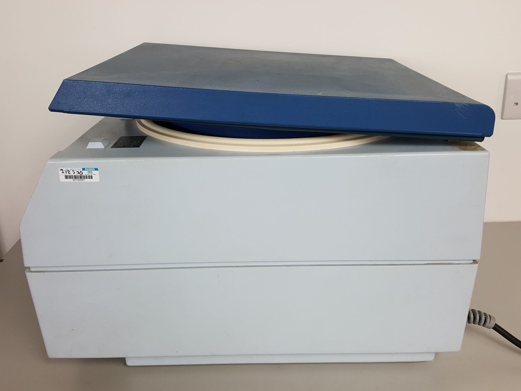 Image of MSE Mistral 1000 Centrifuge with 3600rpm Rotor Lab