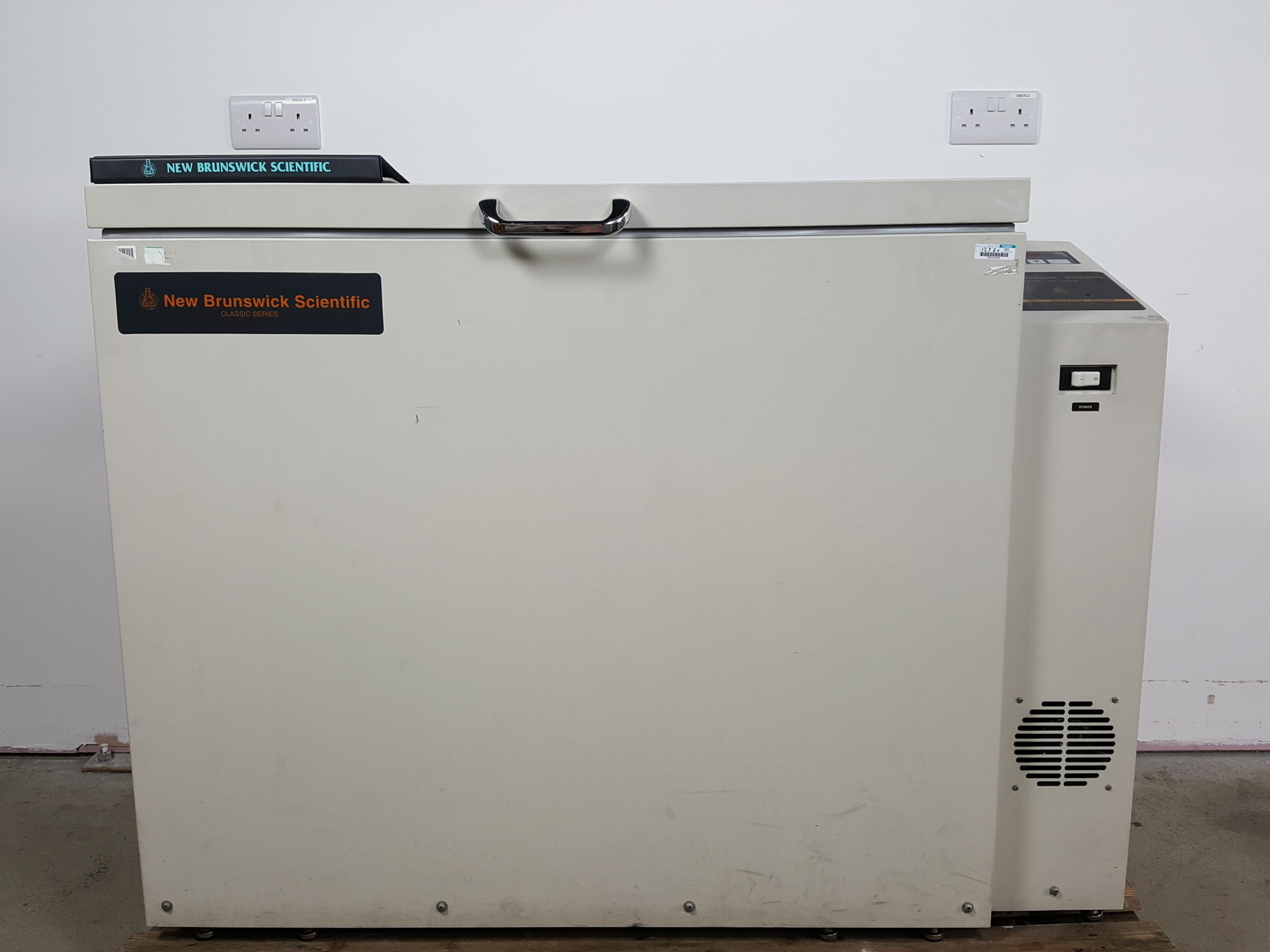 Image of New Brunswick Scientific Classic C25KC Shaking Incubator Shaker Lab