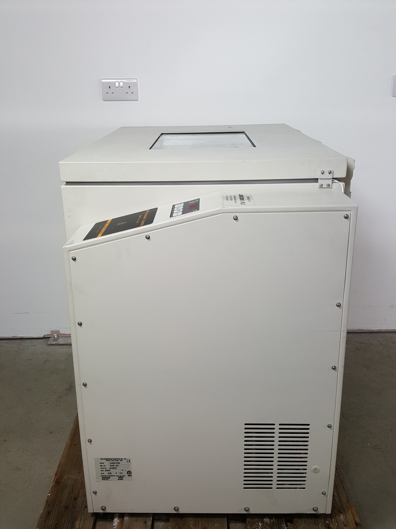 Image of New Brunswick Scientific Classic C25KC Shaking Incubator Shaker Lab