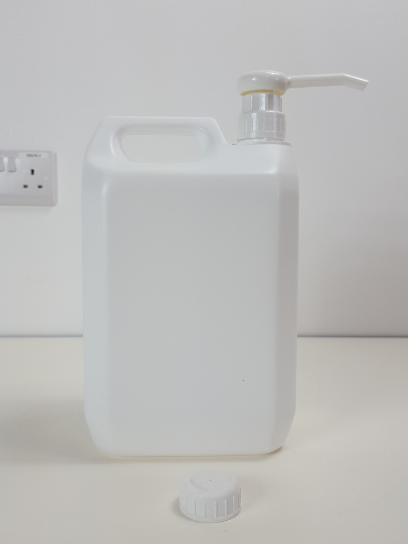 Image of Job Lot 4000 HDPE Plastic Bottles - 5l Pump, 2.5l, 1l Spray, 500ml, 50ml 